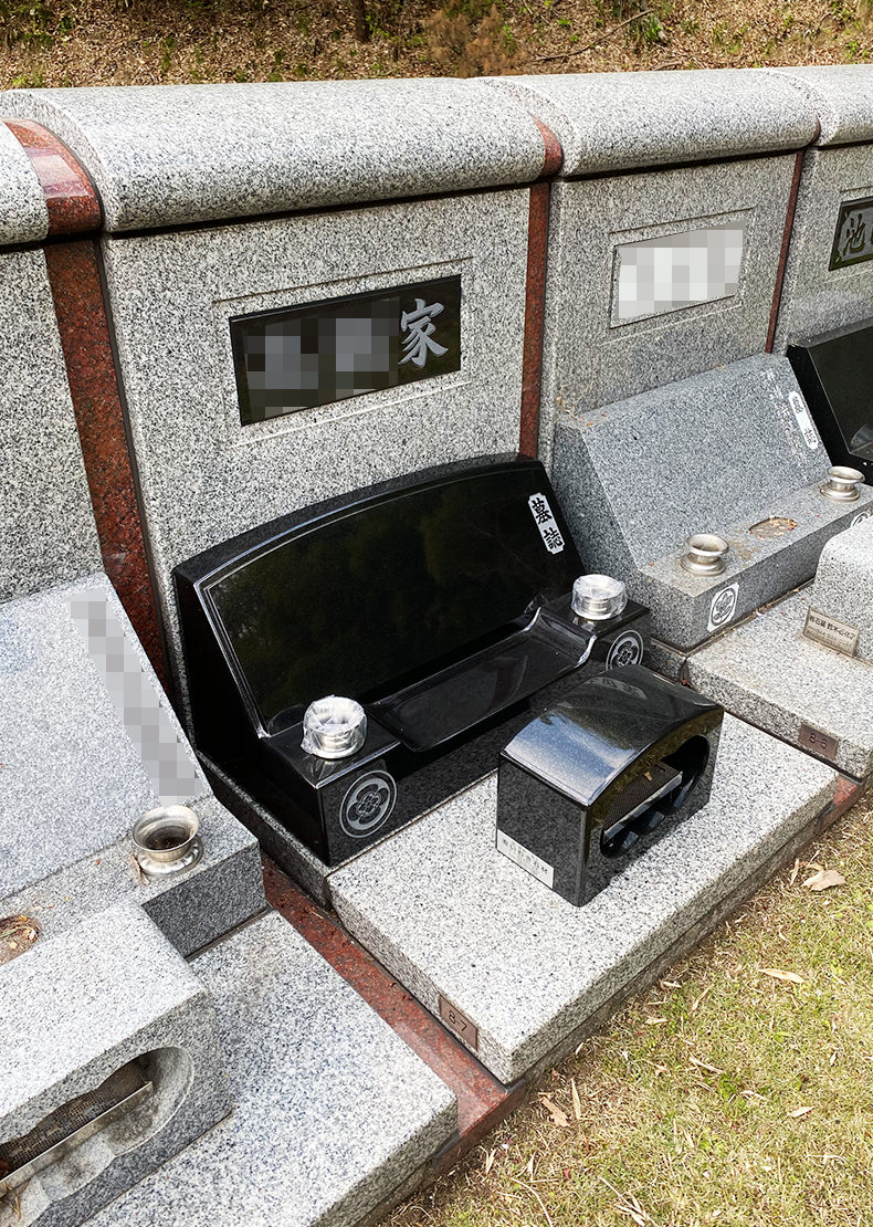 HK300-20-002-壁面型墓地（スェーデン産 ファイングレイン石 額だしアーチラウンド型）早野聖地公園