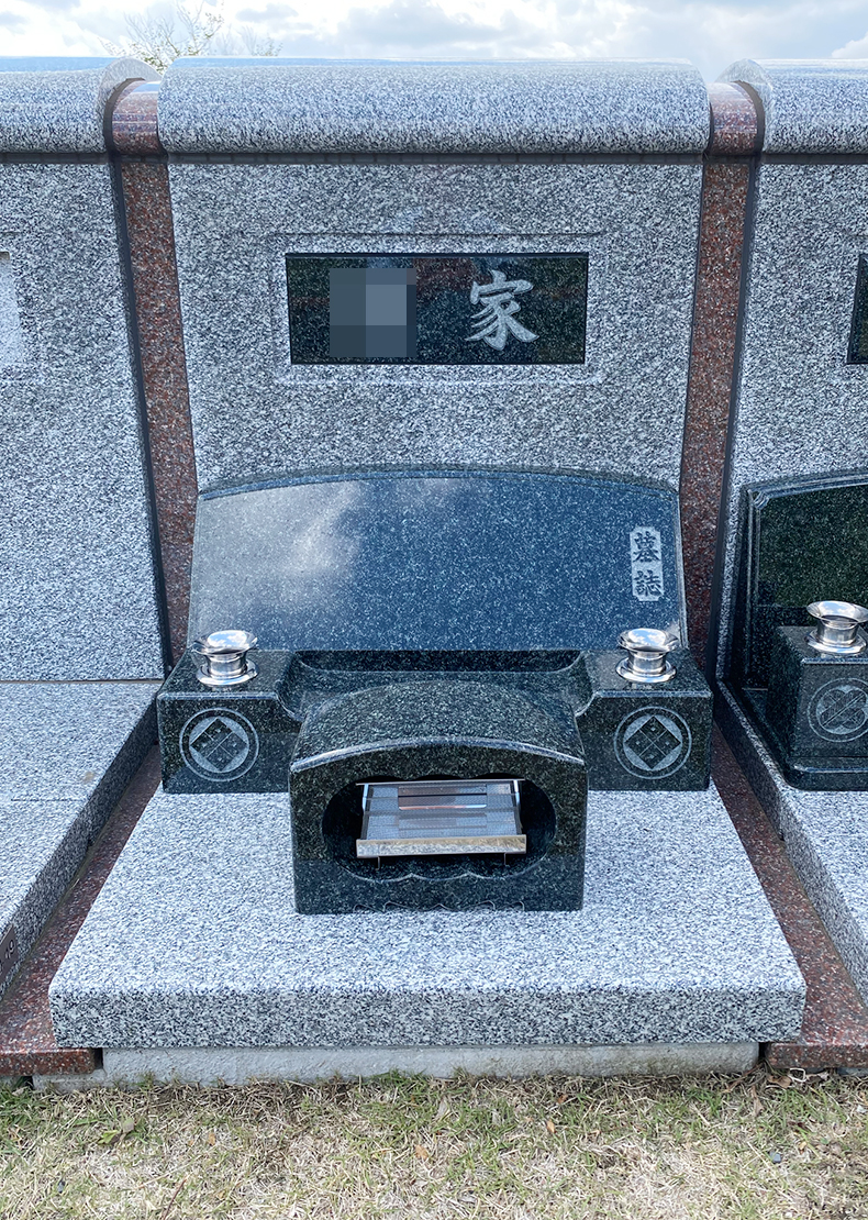HK320-20-005-壁面型墓地（インド産 新若葉石 額だしアーチラウンド型）早野聖地公園