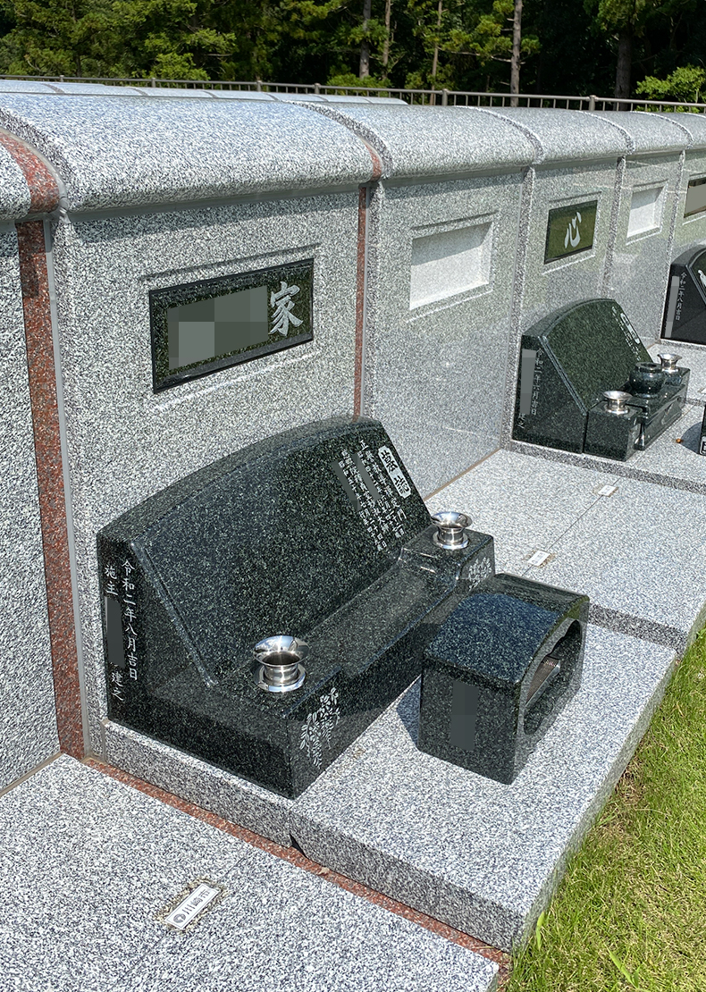 HK320-20-011-壁面型墓地（インド産 新若葉石 額だしアーチラウンド型）早野聖地公園