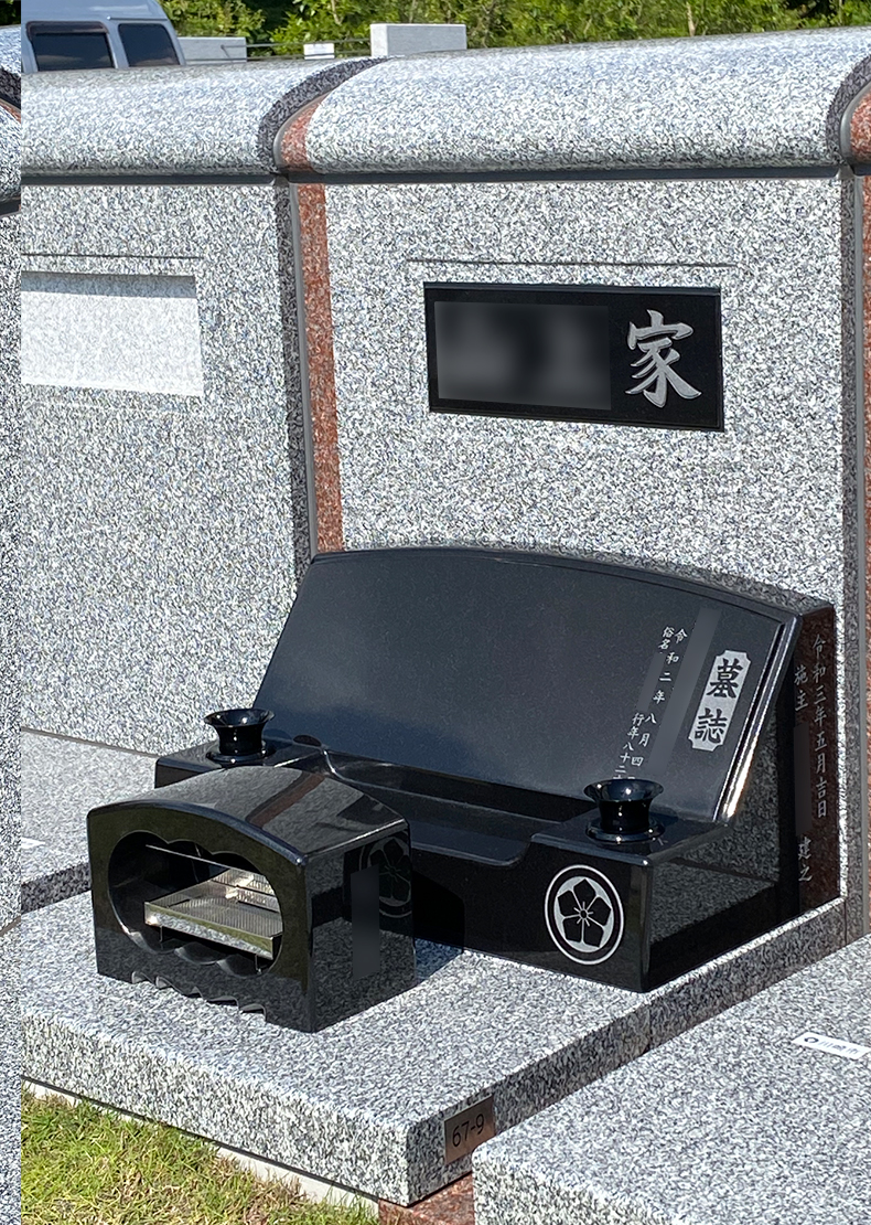 HK320-21-028-壁面型墓地（スウェーデン産　ファイングレイン石　額出しアーチラウンド型）