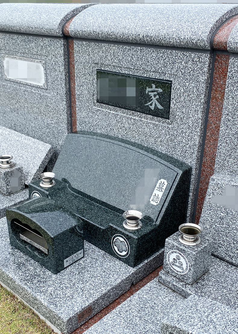 HK320-22-003-壁面型墓地（インド産 新若葉石 額だしアーチラウンド型）