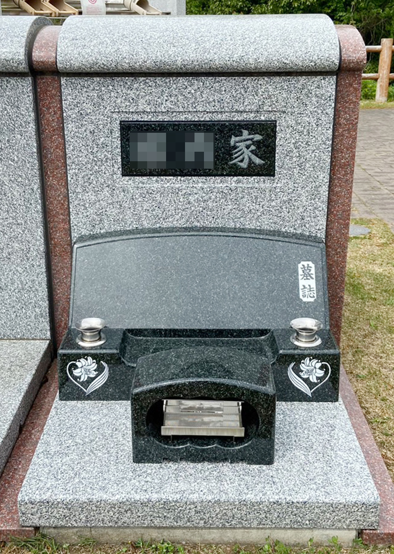 HK320-23-001-01_壁面型墓地（インド産 新若葉石 額出しアーチラウンド型）
