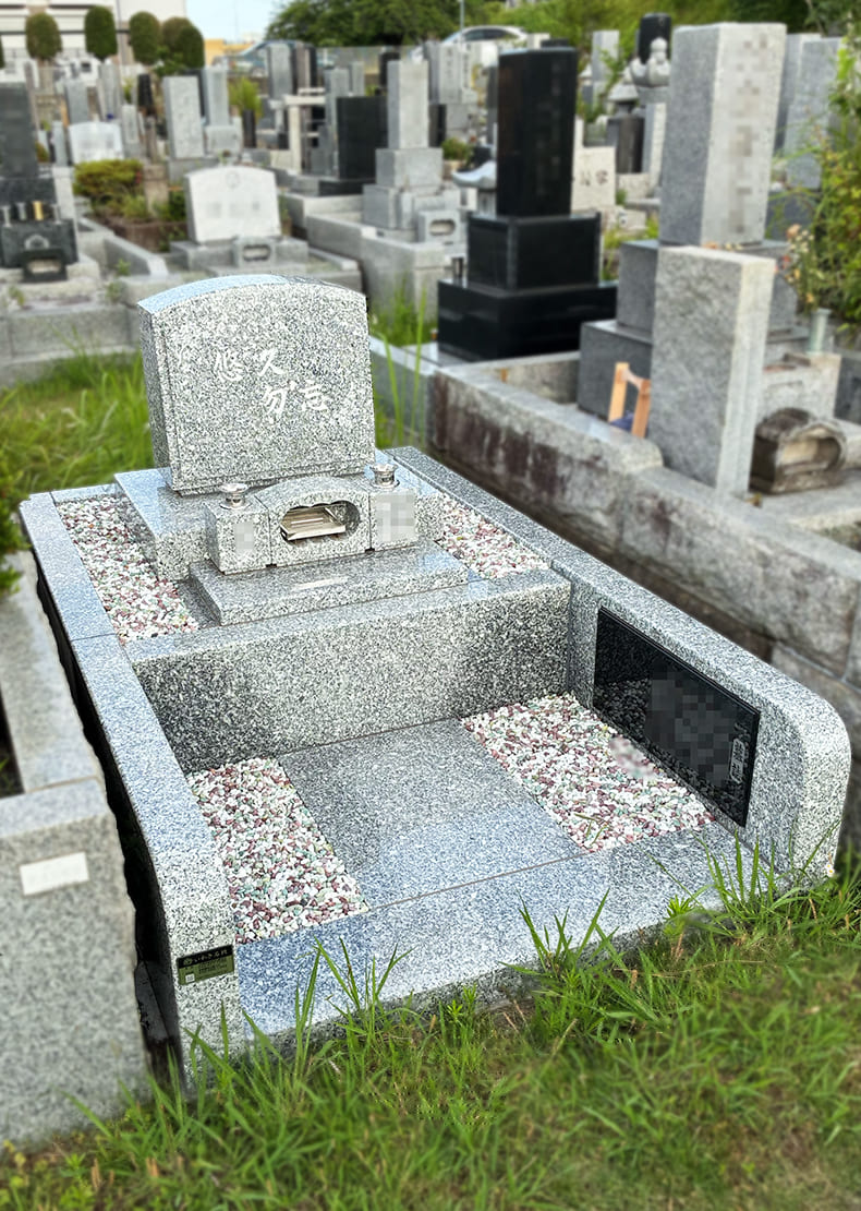 外柵に埋め込むタイプの墓誌を設えています