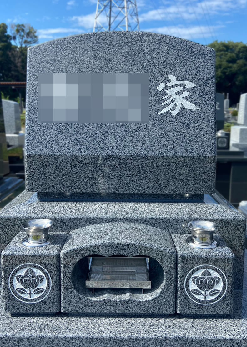 付属品は墓石と併せたアーチ型の香炉と ストレートタイプの花立てに家紋を彫刻いたしました。