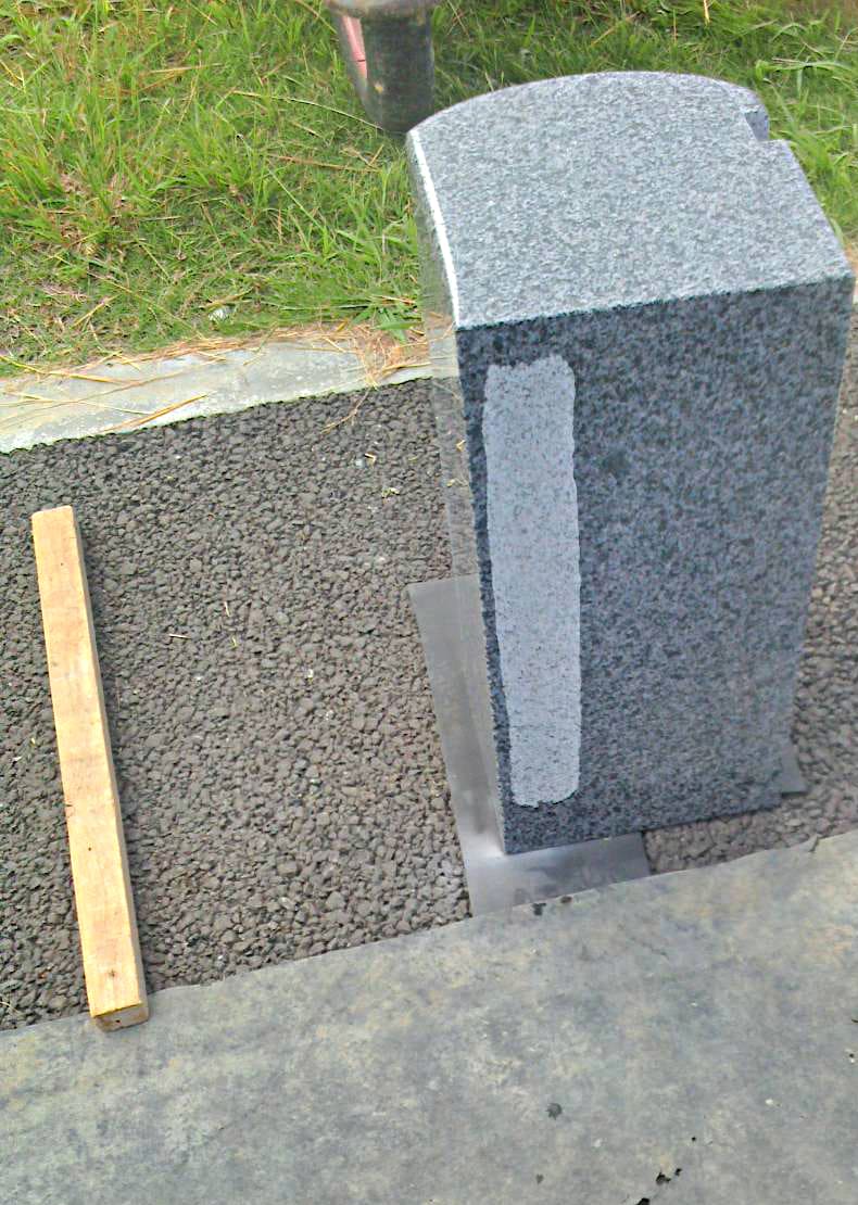 納骨堂の親柱（正面の柱）を設置していきます 石同士の接地面はあらかじめ接着を良くするために粗く加工します。