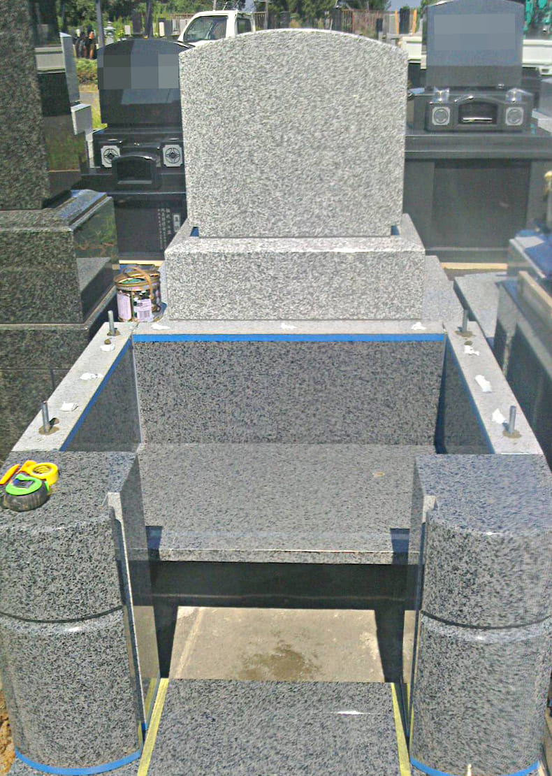 納骨堂の組付けが完了しました 中に棚があり上下段併せて14体の骨壺が収納可能です