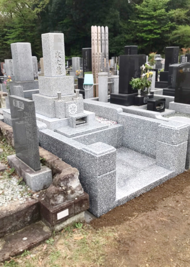 香炉が乗っている拝石（カロートの蓋の役割を兼ねています）も既存墓石に合わせて交換しています