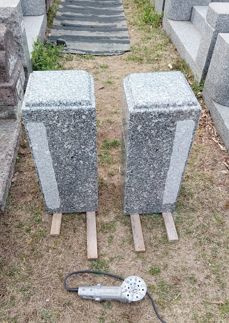 外柵の前部分に設置する親柱です。石同士の接地面は接着を高めるために粗くします