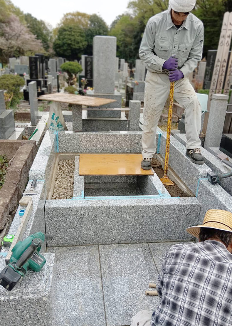 外柵の上段部分に土を入れ転圧します