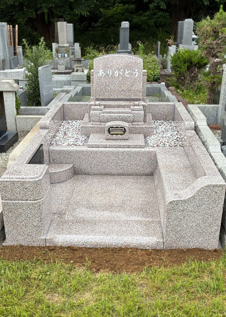 6㎡墓地に墓石と外柵をベトナム産 桃園石で建立しました。