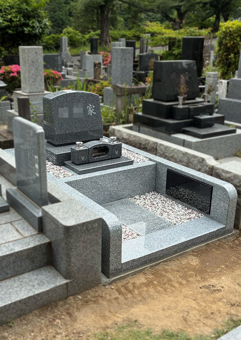 外柵に墓誌を埋め込んでいます