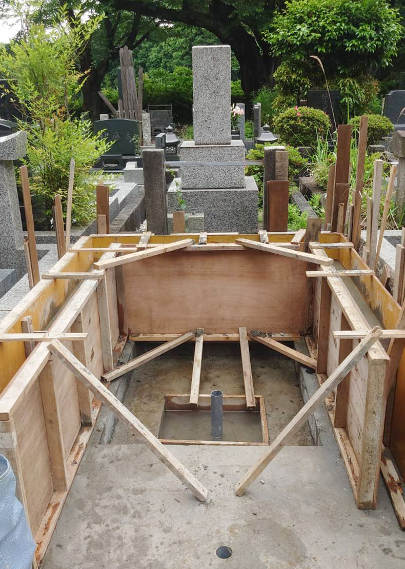 立ち上がり部分のコンクリートの枠組みをつくります