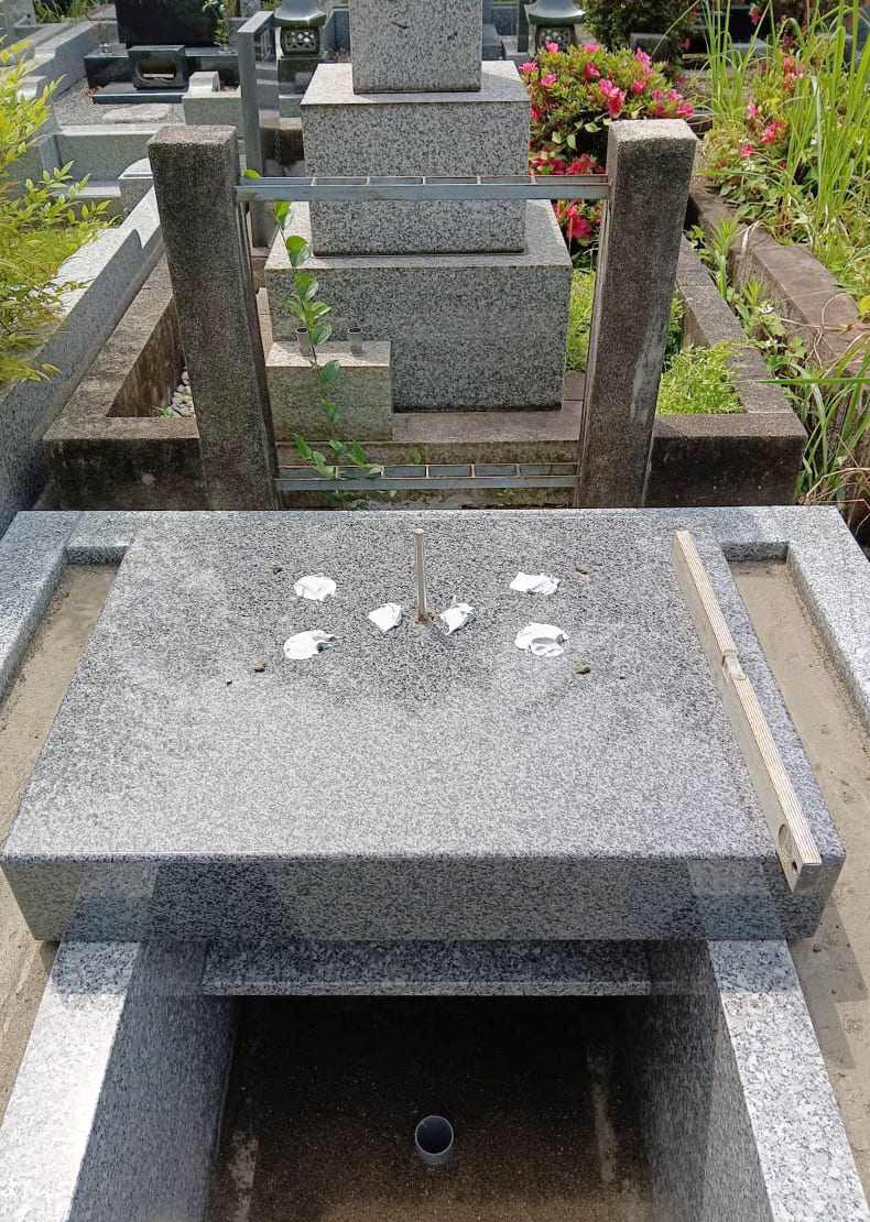 芝台（墓石の一番下の台）を設置します。