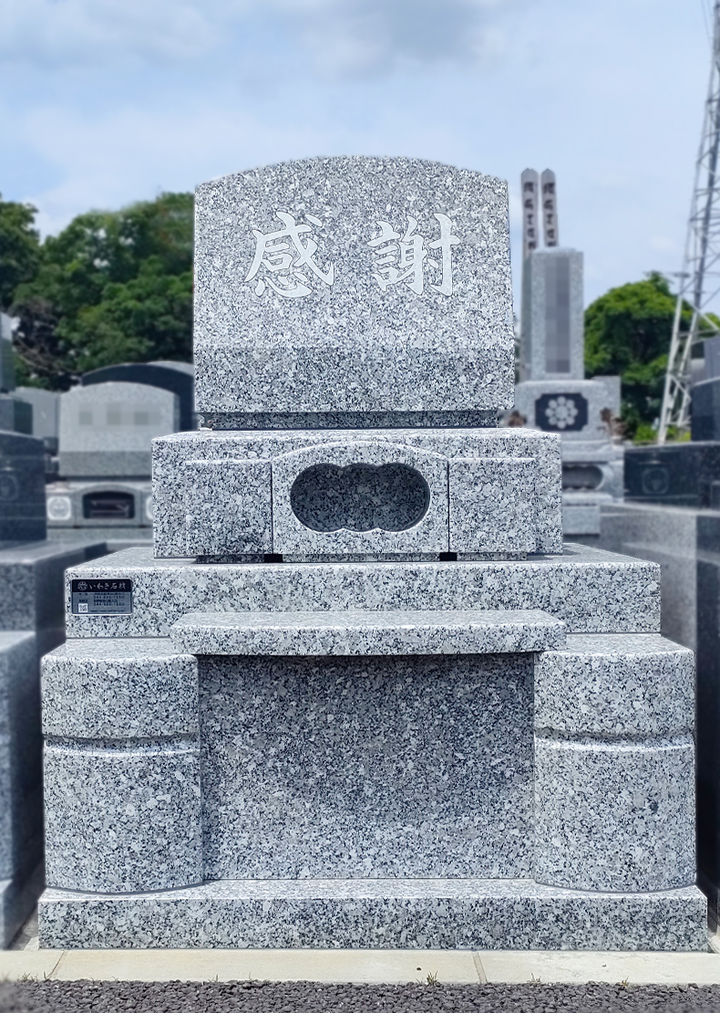 8体のお骨壺が収納可能な中堂型墓所を 墓石、納骨堂をベトナム産白連石で建立しました。