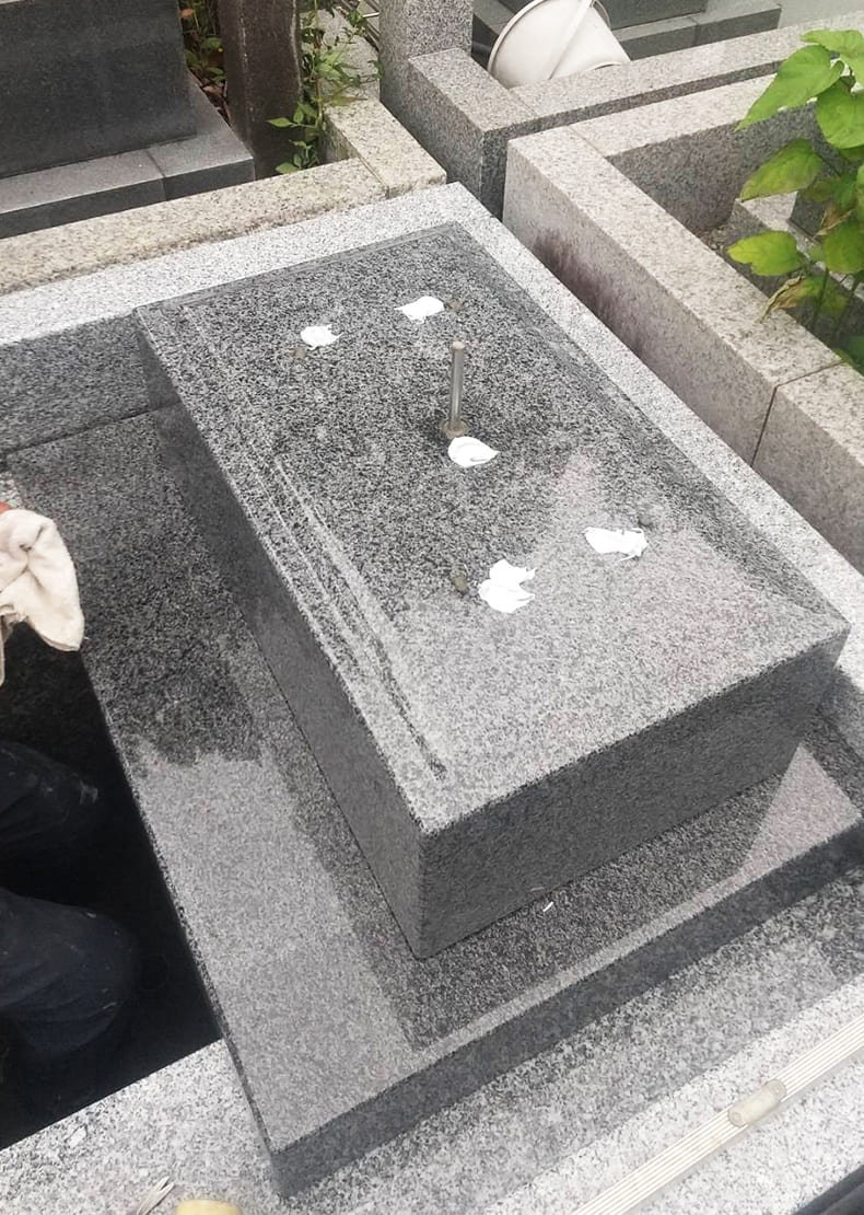 芝台に上台を設置します。