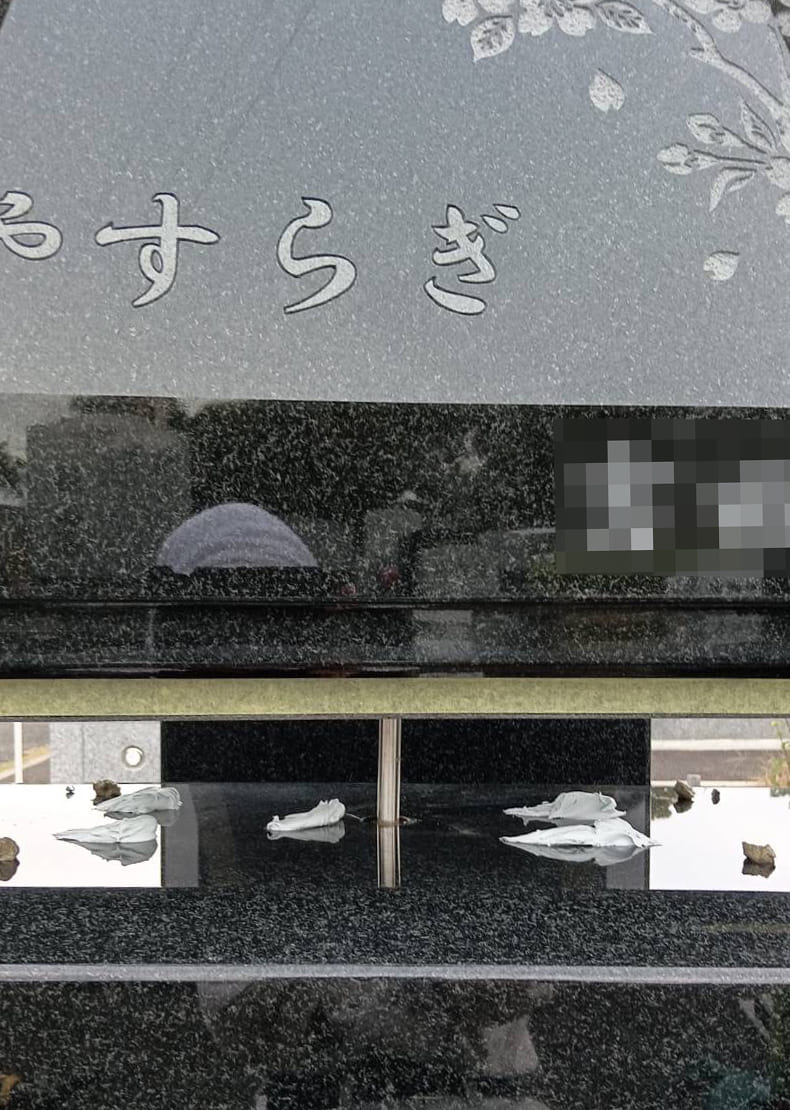 ステンレス心棒を上台（墓石のすぐ下の台）を貫通させて墓石を設置します。