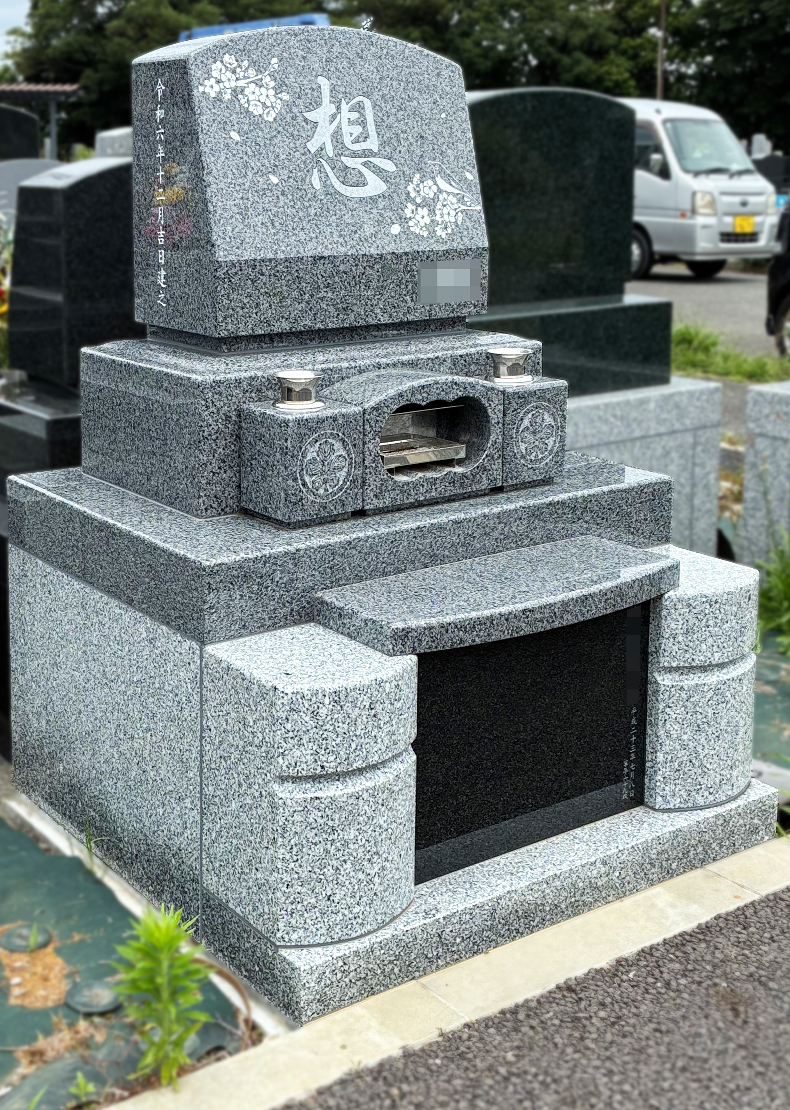 墓誌はインド産山崎石で設えています。