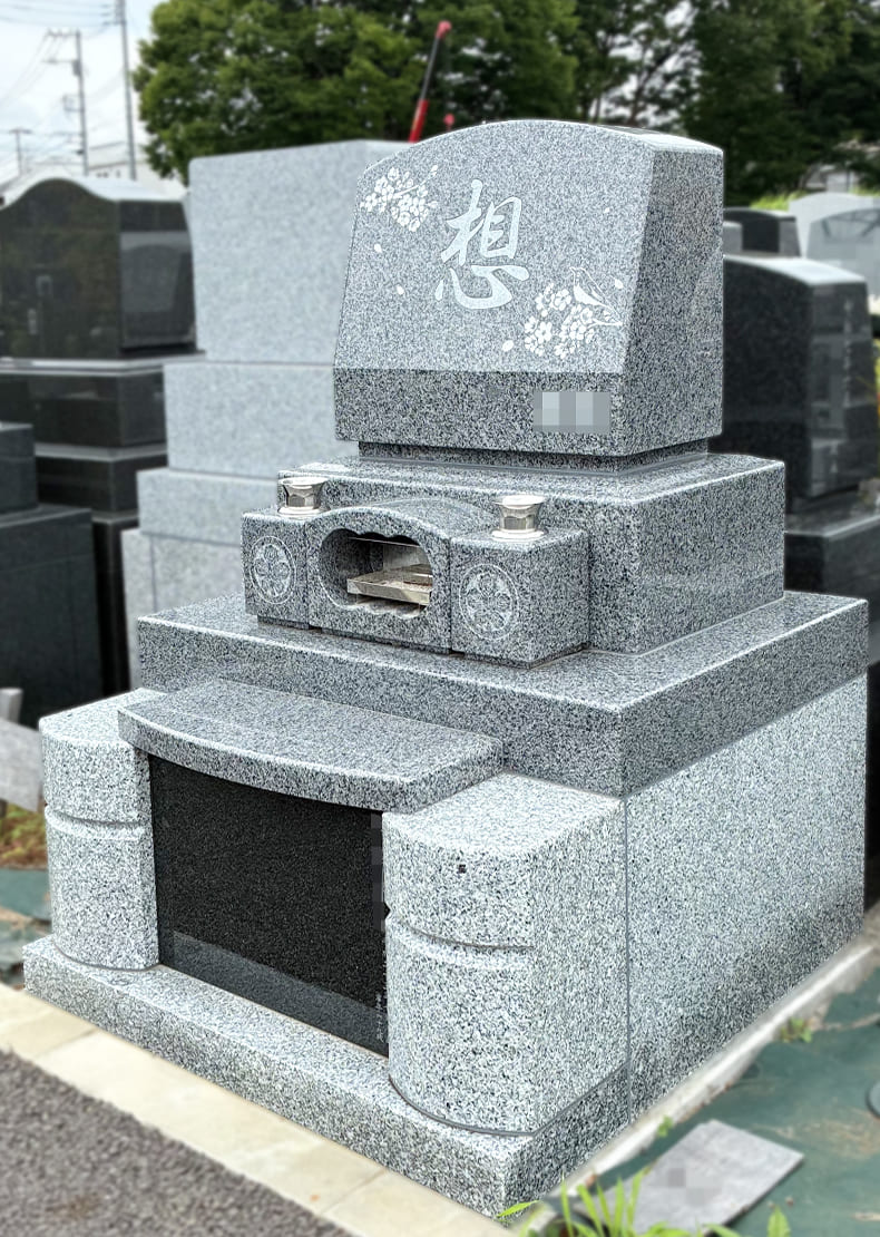 付属品は墓石と併せたアーチ型の香炉と ストレートタイプの花立てに家紋を彫刻いたしました。