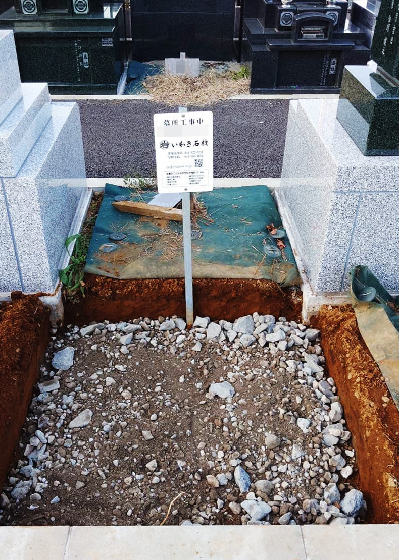 敷地に割栗（地盤を固めるために使用される石材）を埋設します。