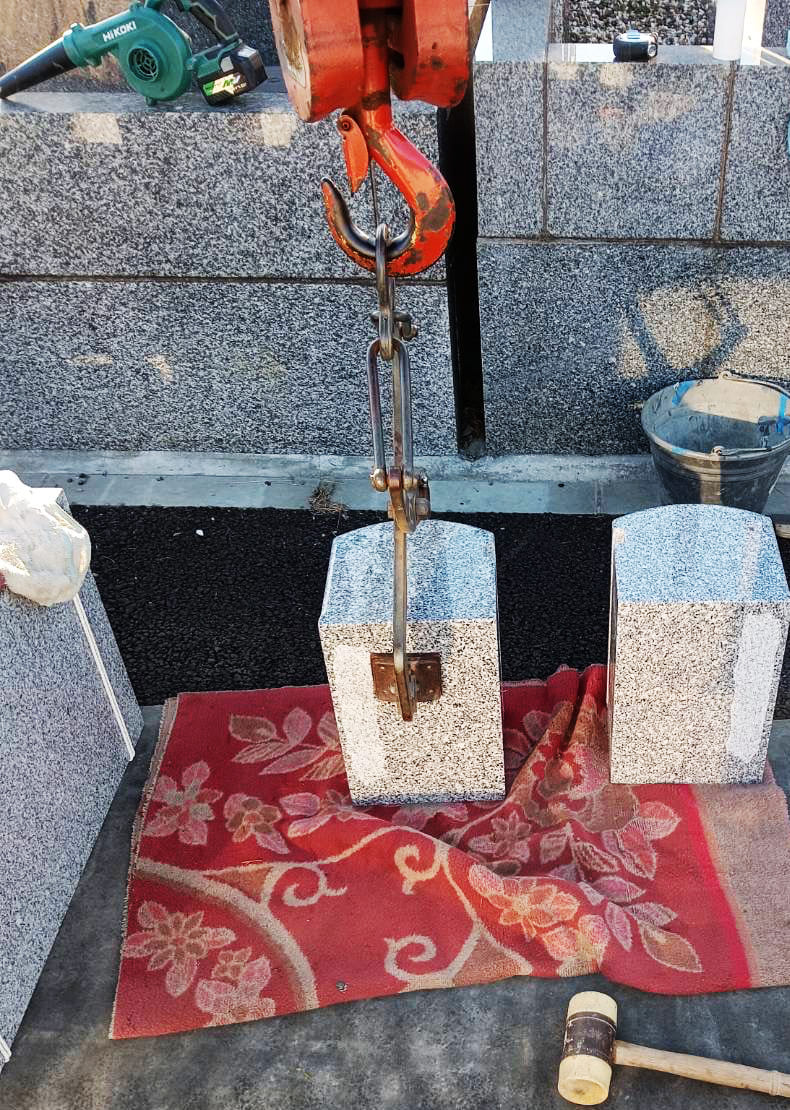 納骨堂の親柱（正面の柱）を設置していきます。 石同士の接地面はあらかじめ接着を良くするために粗く加工します。
