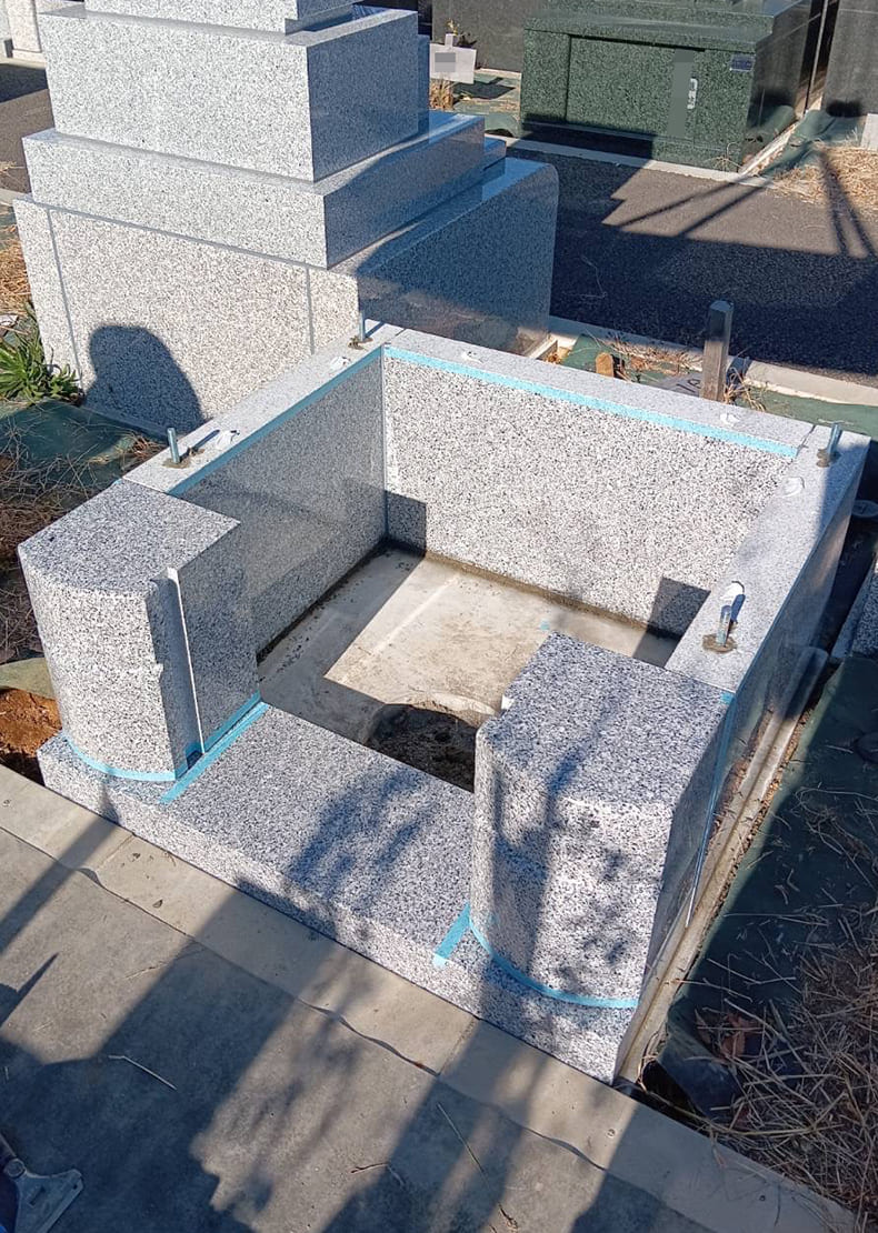 納骨堂が組み上がりました。 中堂型は8体の骨壺が収納可能です。