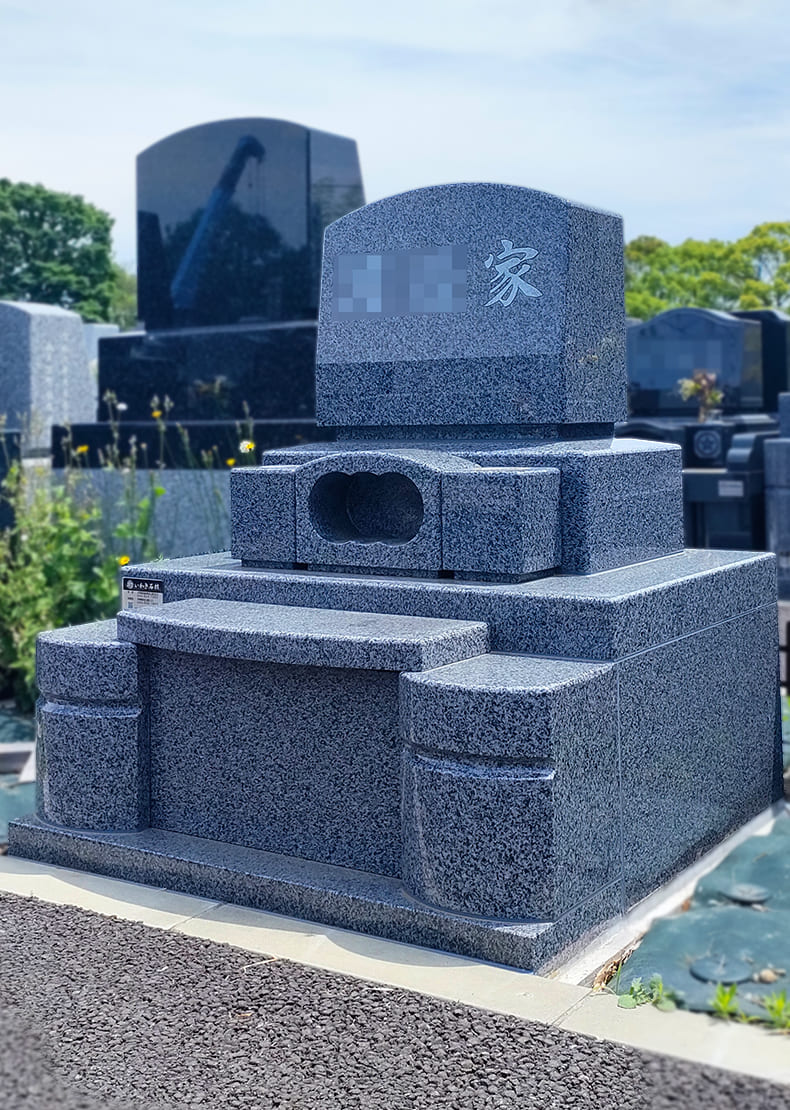 付属品は墓石と併せたアーチ型の香炉とストレートタイプの花立てを合わせています。
