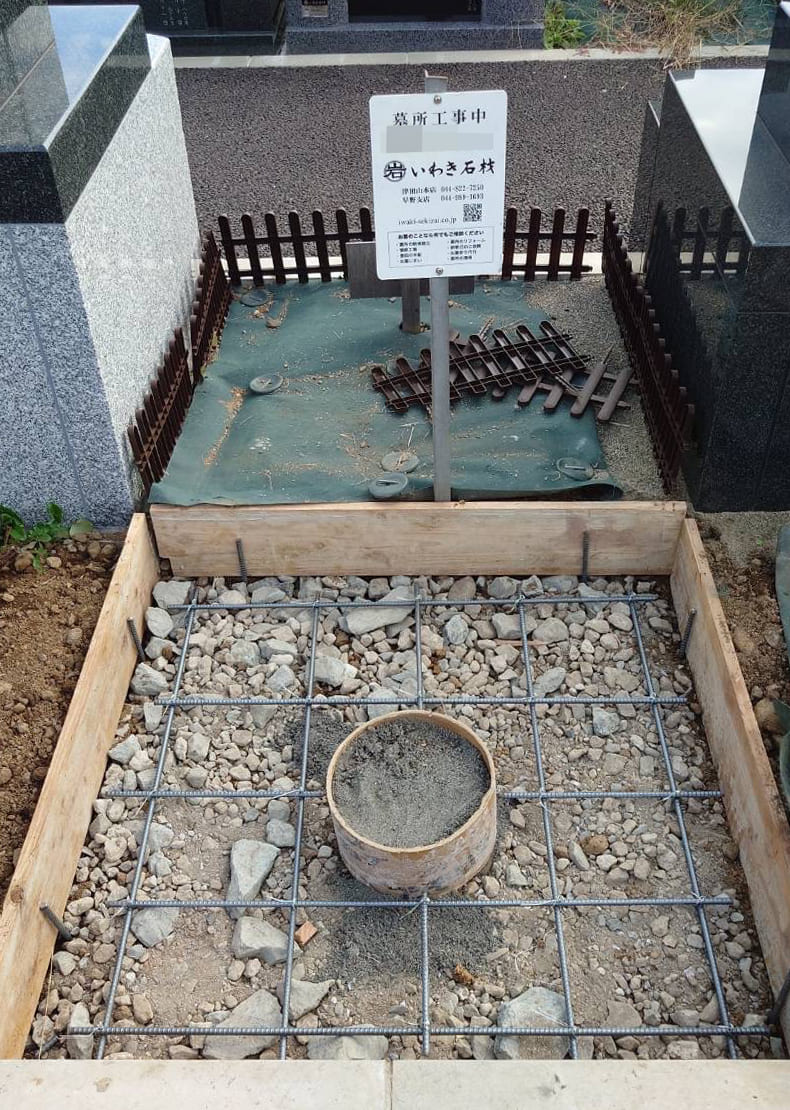 基礎工事のための型枠を設置し、 敷地に割栗（地盤を固めるために使用される石材）を埋設します。