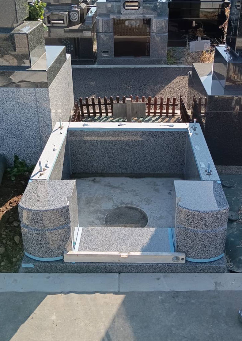 納骨堂が組み上がりました。 低堂型は8体の骨壺が収納可能です。