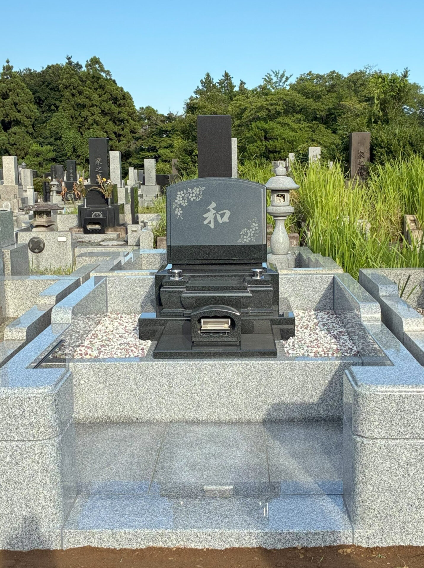 緑ヶ丘霊園に6㎡の洋型墓所を建之いたしました。